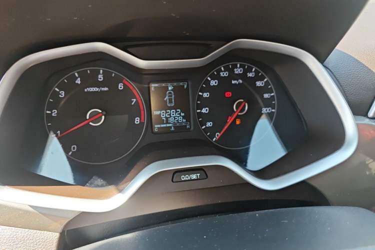 Used Baojun 310W 2017 1.5L Manual Comfort Version China VI Emission Standard Odometer Close Up