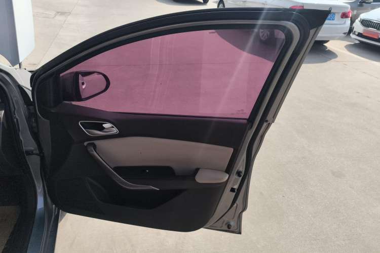 Used Baojun 310W 2017 1.5L Manual Comfort Version China VI Emission Standard Right Front Door Interior