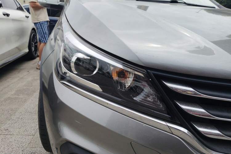 Used Baojun 310W 2017 1.5L Manual Fashion Model China V Right Front Headlight