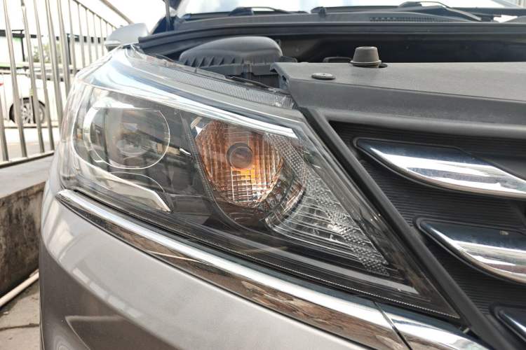 Used Baojun 310W 2017 1.5L Manual Fashion Model China V Right Front Headlight