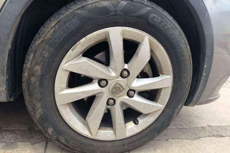 Used Baojun 310W 2017 1.5L Manual Fashion Model China V Right Front Wheel Hub