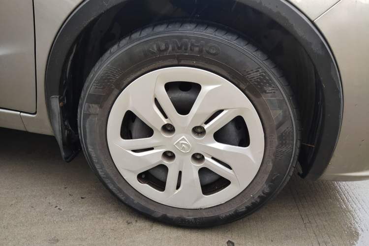Used Baojun 310W 2017 1.5L Manual Comfort Version China VI Emission Standard Right Front Wheel Hub