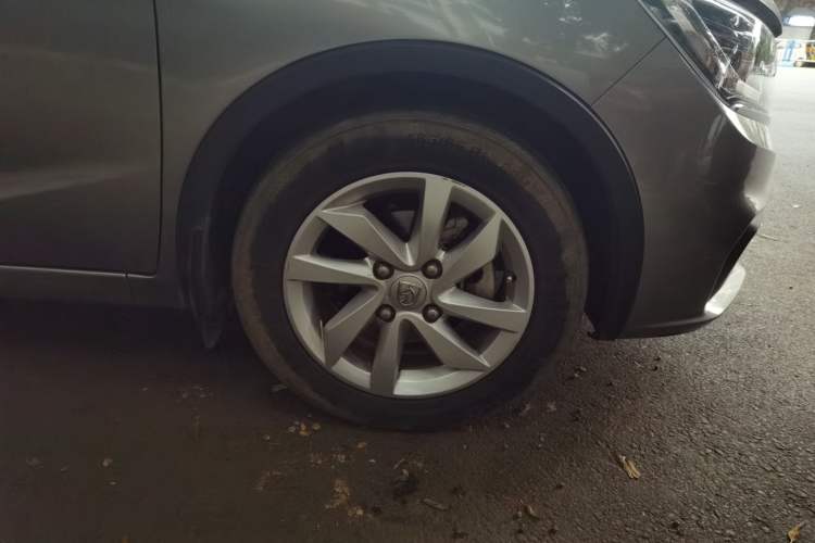 Used Baojun 310W 2017 1.5L Manual Fashion Model China V Right Front Wheel Hub