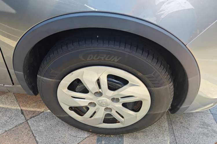 Used Baojun 310W 2017 1.5L Manual Comfort Version China VI Emission Standard Right Front Wheel Hub