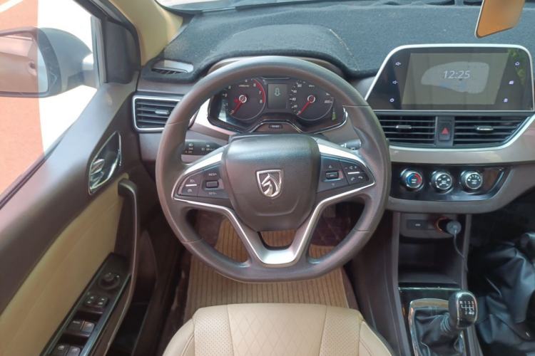 Used Baojun 310W 2017 1.5L Manual Fashion Model China V Steering Wheel