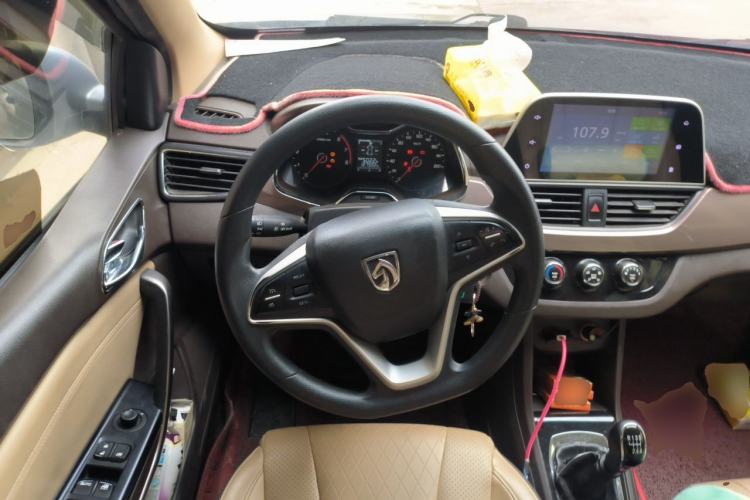 Used Baojun 310W 2017 1.5L Manual Fashion Model China V Steering Wheel