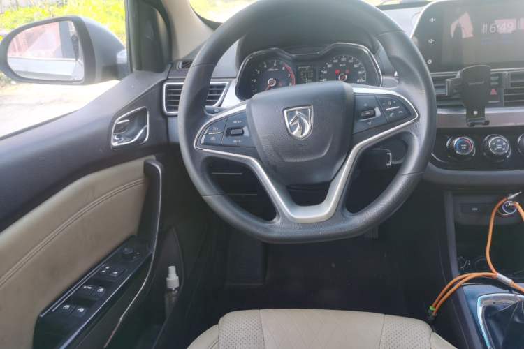 Used Baojun 310W 2017 1.5L Manual Fashion Model China V Steering Wheel