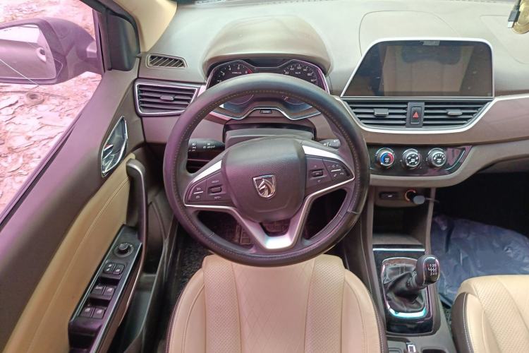 Used Baojun 310W 2017 1.5L Manual Fashion Model China V Steering Wheel