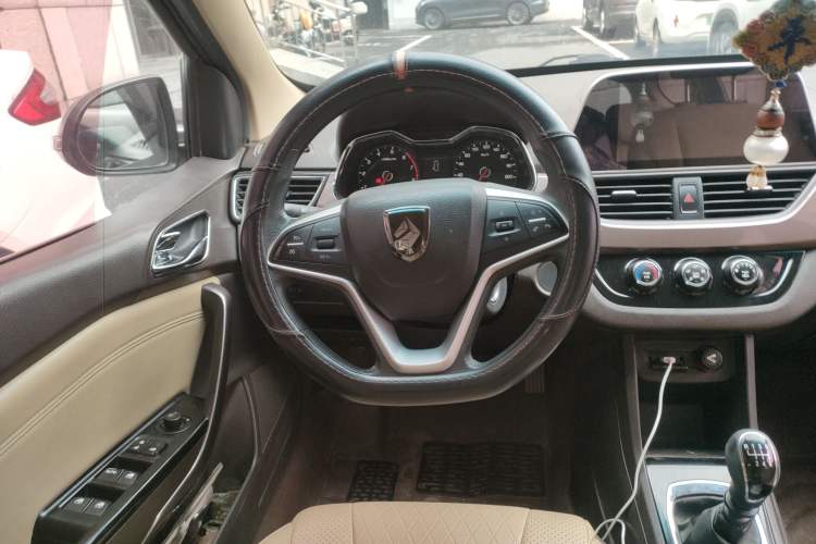 Used Baojun 310W 2017 1.5L Manual Fashion Model China V Steering Wheel