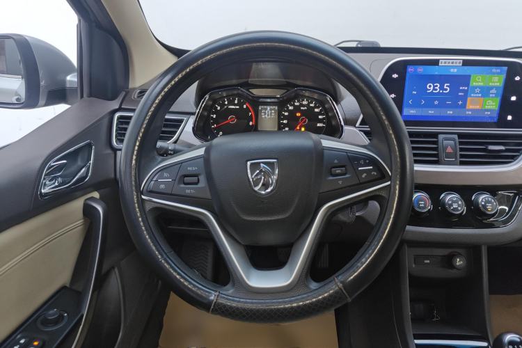 Used Baojun 310W 2017 1.5L Manual Fashion Model China V Steering Wheel