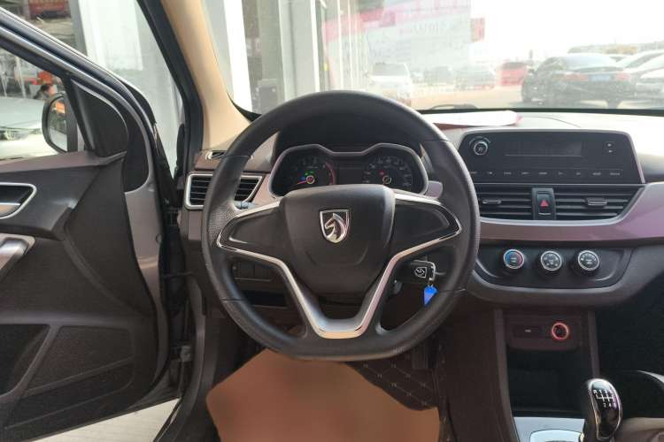 Used Baojun 310W 2017 1.5L Manual Comfort Version China VI Emission Standard Steering Wheel
