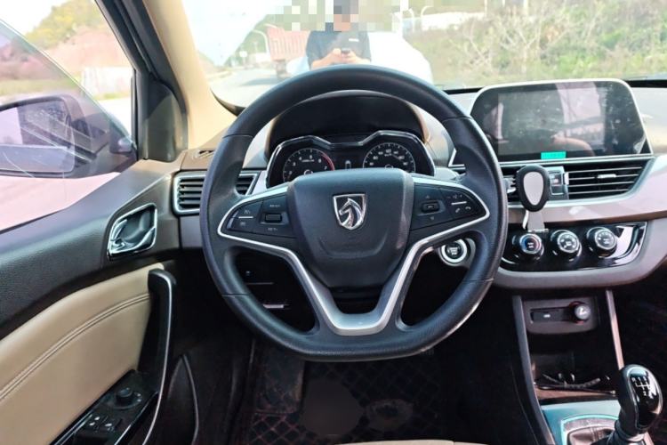 Used Baojun 310W 2017 1.5L Manual Luxury Edition China V Steering Wheel