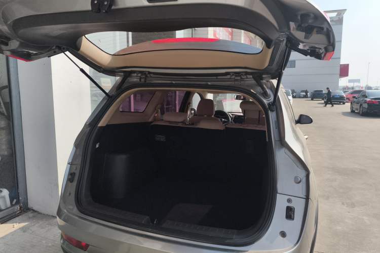 Used Baojun 310W 2017 1.5L Manual Comfort Version China VI Emission Standard Trunk