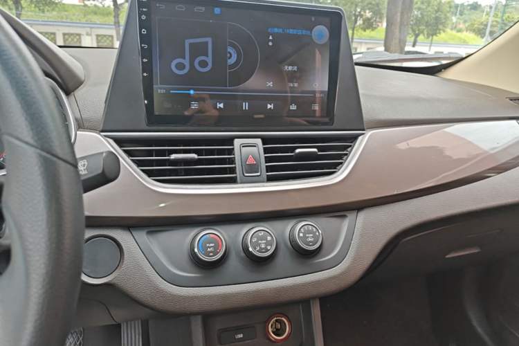 Used Baojun 310W 2017 1.5L Manual Comfort Version China V Audio And AC Panel