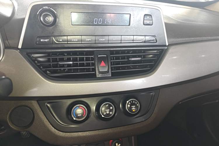 Used Baojun 310W 2017 1.5L Manual Comfort Version China V Audio And AC Panel