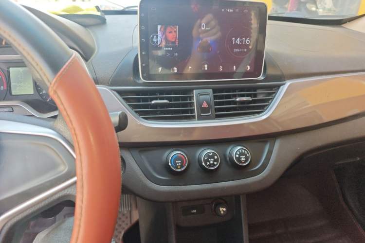 Used Baojun 310W 2017 1.5L Manual Comfort Version China VI Emission Standard Audio And AC Panel