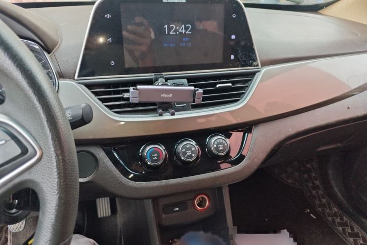 Used Baojun 310W 2017 1.5L Manual Fashion Model China V Audio And AC Panel