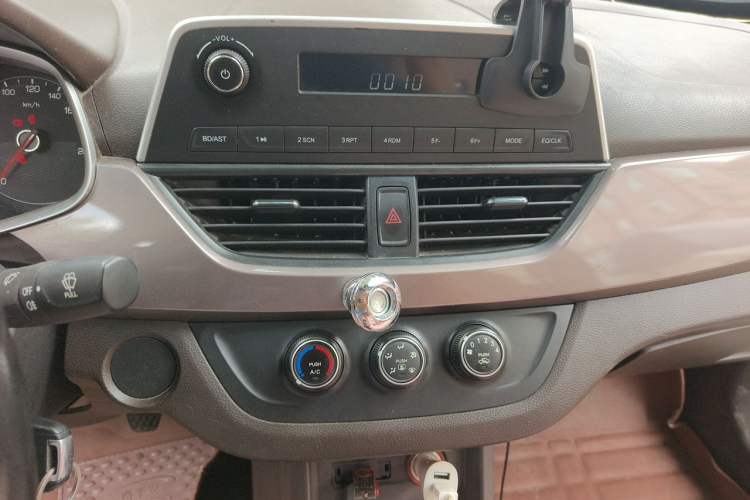Used Baojun 310W 2017 1.5L Manual Comfort Version China V Audio And AC Panel