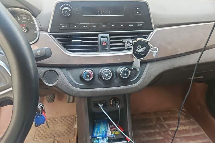Used Baojun 310W 2017 1.5L Manual Comfort Version China VI Emission Standard Audio And AC Panel