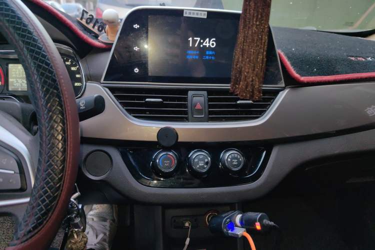 Used Baojun 310W 2017 1.5L Manual Fashion Model China V Audio And AC Panel
