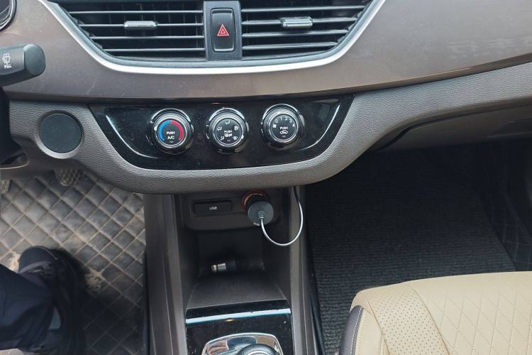 Used Baojun 310W 2017 1.5L Manual Fashion Model China V Audio And AC Panel