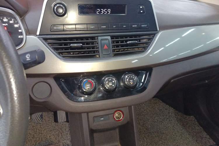 Used Baojun 310W 2017 1.5L Manual Comfort Version China V Audio And AC Panel