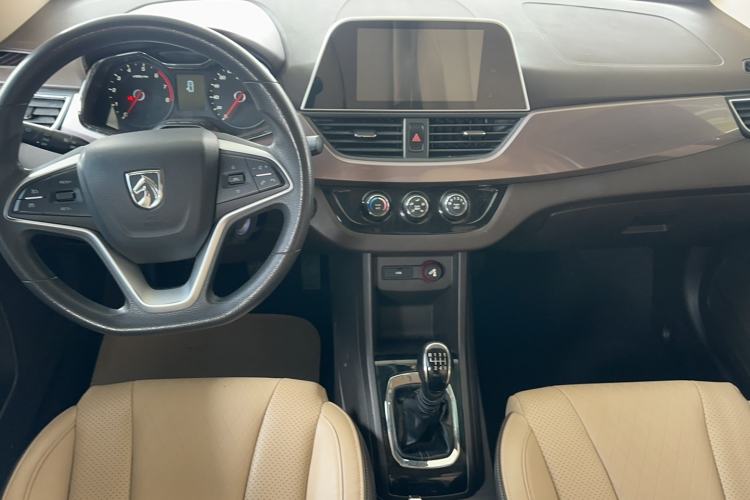 Used Baojun 310W 2017 1.5L Manual Fashion Model China V Audio And AC Panel