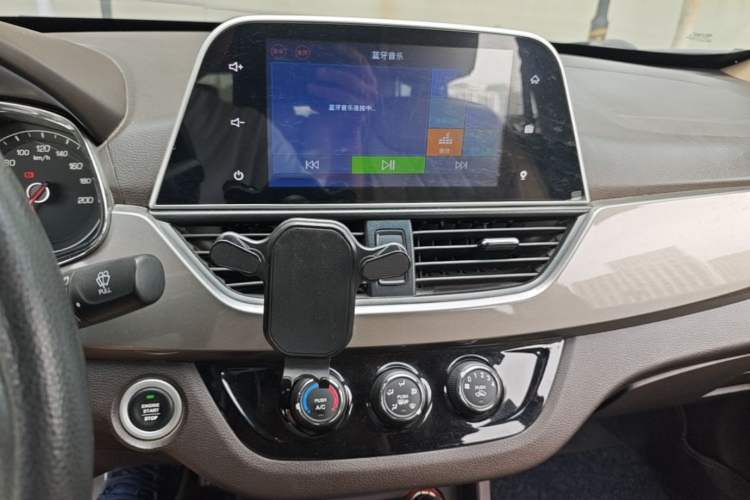 Used Baojun 310W 2017 1.5L Manual Luxury Version China VI Audio And AC Panel