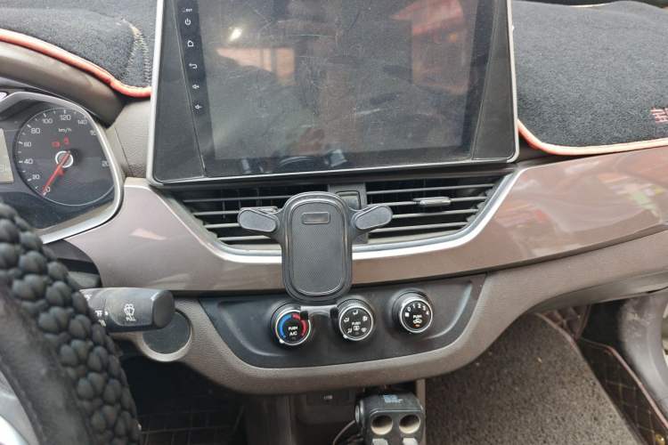 Used Baojun 310W 2017 1.5L Manual Comfort Version China V Audio And AC Panel