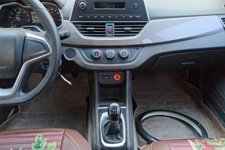 Used Baojun 310W 2017 1.5L Manual Comfort Version China V Audio And AC Panel