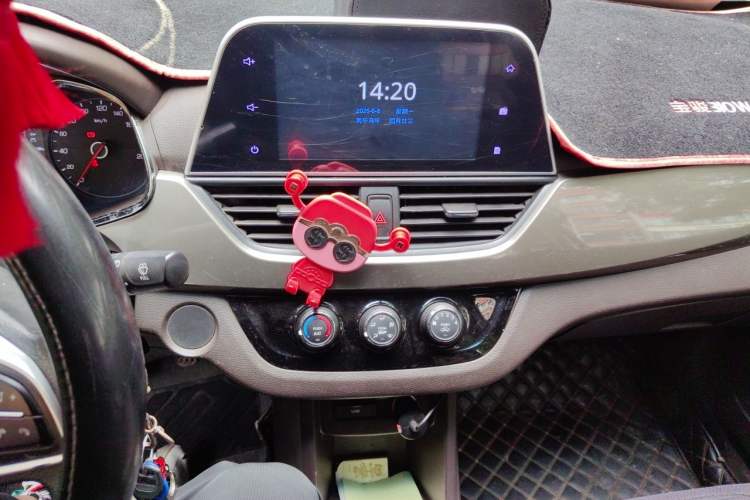 Used Baojun 310W 2017 1.5L Manual Fashion Model China V Audio And AC Panel