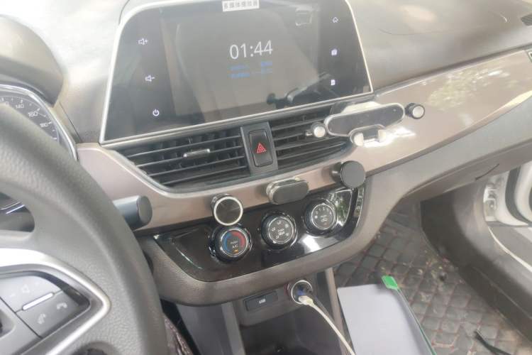 Used Baojun 310W 2017 1.5L Manual Fashion Edition China VI Audio And AC Panel