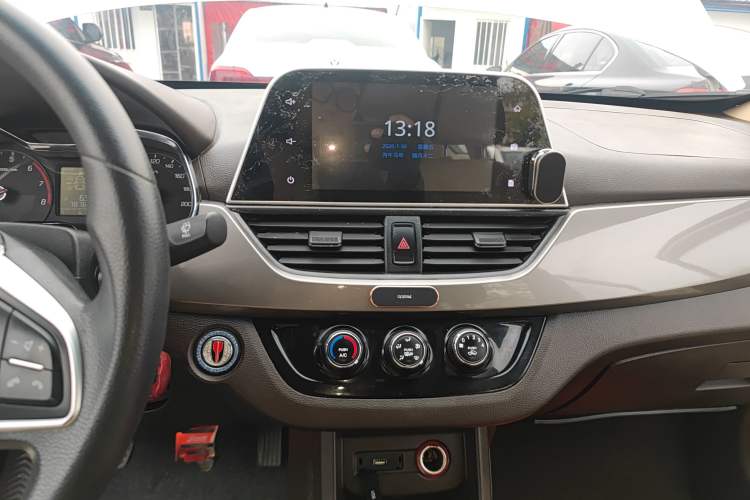 Used Baojun 310W 2017 1.5L Manual Fashion Model China V Audio And AC Panel