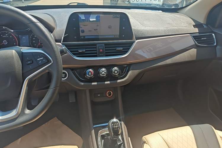Used Baojun 310W 2017 1.5L Manual Luxury Edition China V Audio And AC Panel