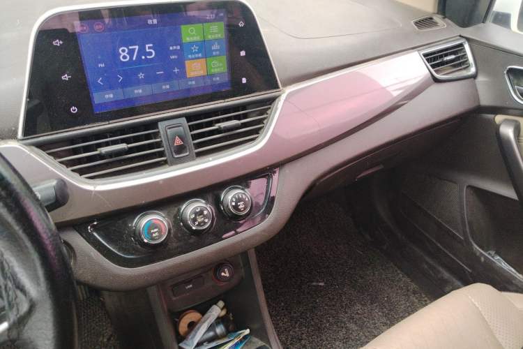 Used Baojun 310W 2017 1.5L Manual Fashion Model China V Audio And AC Panel