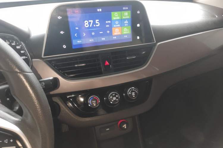 Used Baojun 310W 2017 1.5L Manual Fashion Model China V Audio And AC Panel
