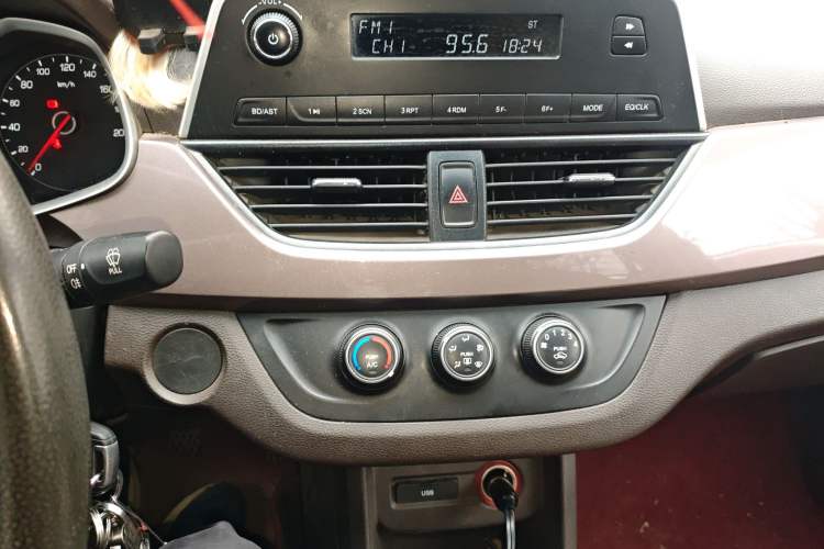 Used Baojun 310W 2017 1.5L Manual Comfort Version China VI Emission Standard Audio And AC Panel