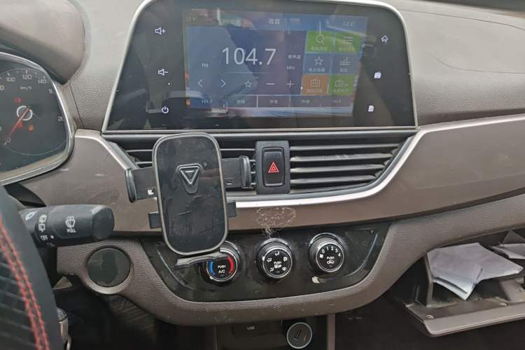 Used Baojun 310W 2017 1.5L Manual Fashion Model China V Audio And AC Panel