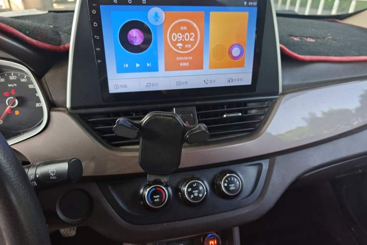 Used Baojun 310W 2017 1.5L Manual Comfort Version China VI Emission Standard Audio And AC Panel