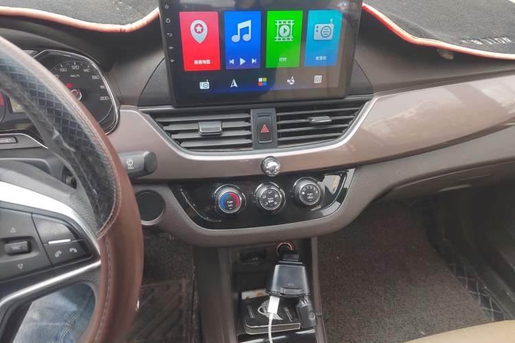 Used Baojun 310W 2017 1.5L Manual Fashion Model China V Audio And AC Panel