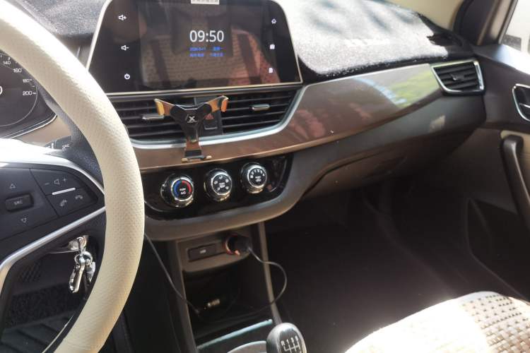 Used Baojun 310W 2017 1.5L Manual Fashion Model China V Audio And AC Panel