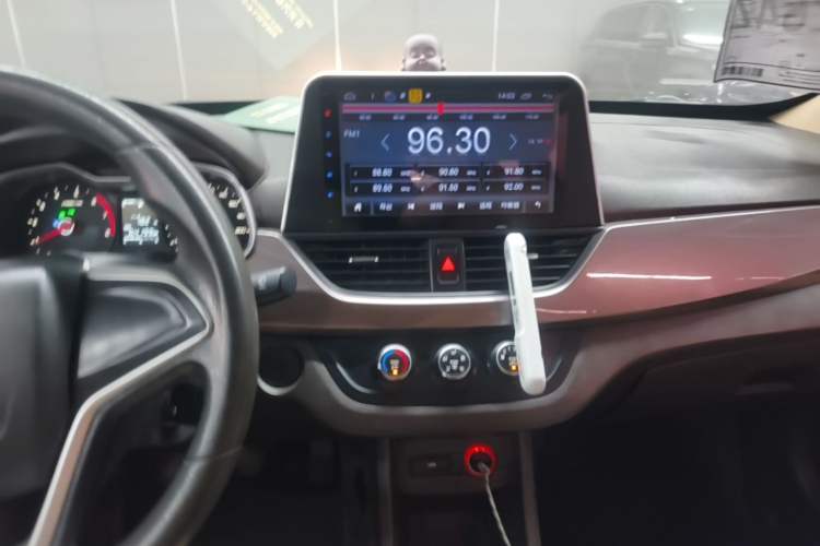 Used Baojun 310W 2017 1.5L Manual Comfort Version China V Audio And AC Panel