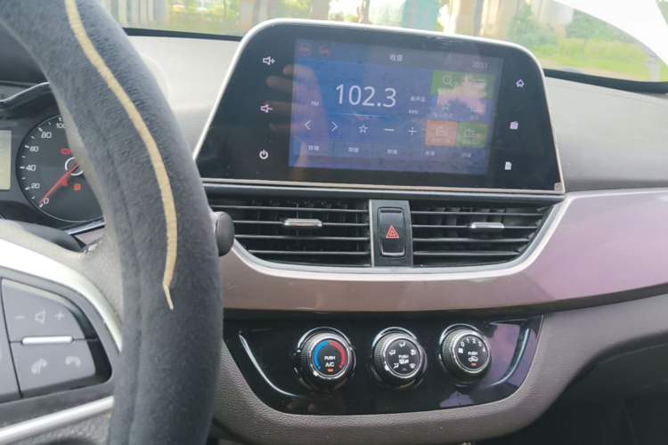 Used Baojun 310W 2017 1.5L Manual Fashion Model China V Audio And AC Panel
