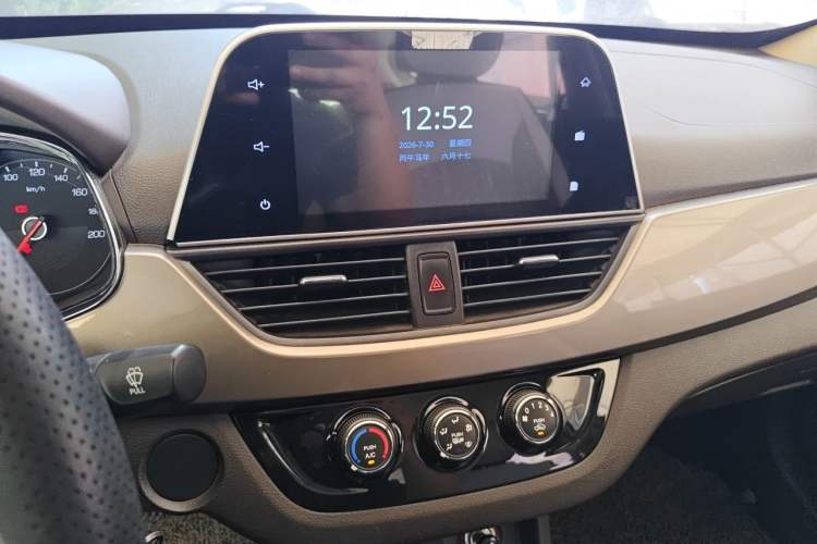 Used Baojun 310W 2017 1.5L Manual Fashion Edition China VI Audio And AC Panel