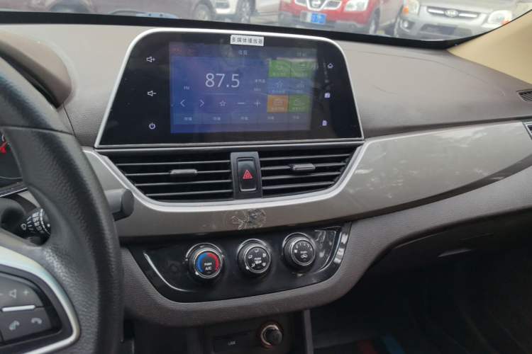 Used Baojun 310W 2017 1.5L Manual Fashion Model China V Audio And AC Panel