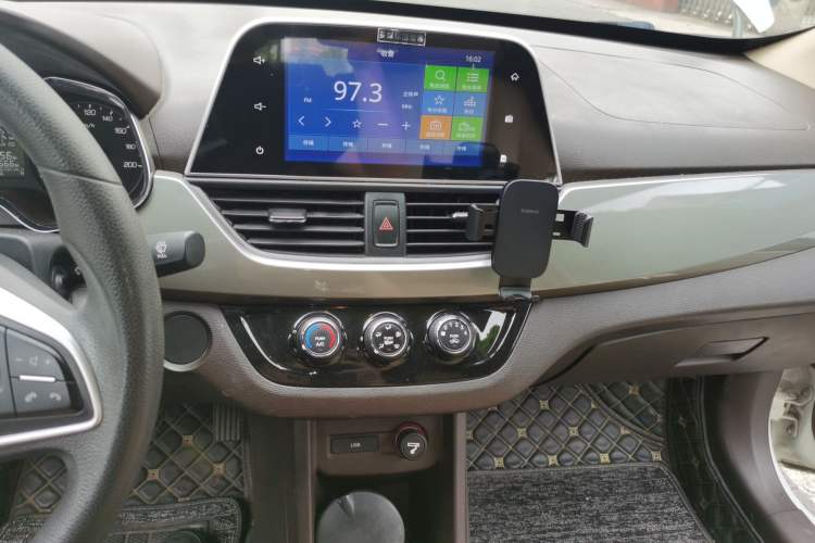 Used Baojun 310W 2017 1.5L Manual Fashion Model China V Audio And AC Panel