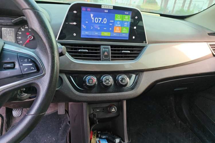 Used Baojun 310W 2017 1.5L Manual Fashion Model China V Audio And AC Panel