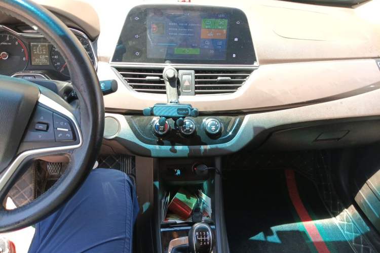 Used Baojun 310W 2017 1.5L Manual Fashion Model China V Audio And AC Panel