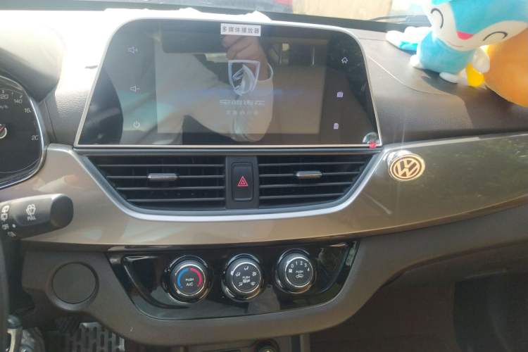 Used Baojun 310W 2017 1.5L Manual Fashion Model China V Audio And AC Panel