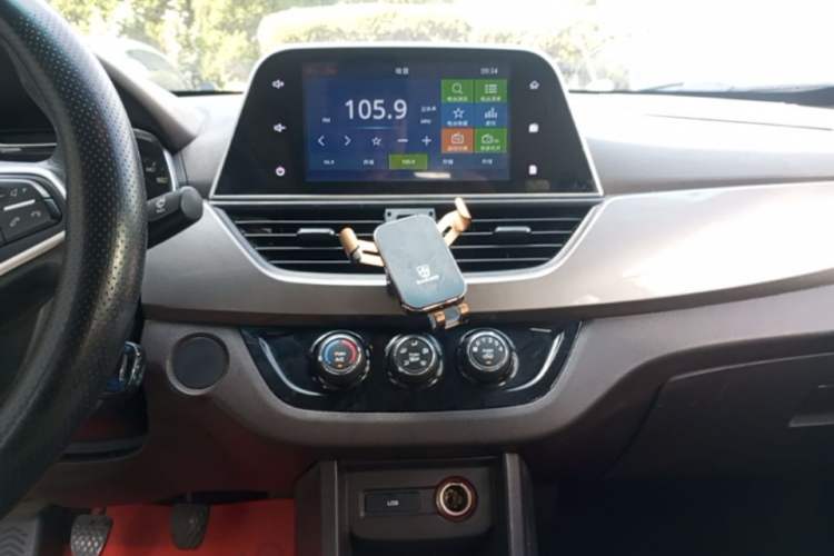 Used Baojun 310W 2017 1.5L Manual Fashion Model China V Audio And AC Panel